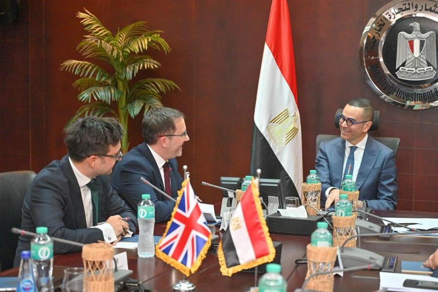 الخطيب يبحث مع السفير البريطاني سبل دعم الاستثمارات وتوسيع التعاون الاقتصادي