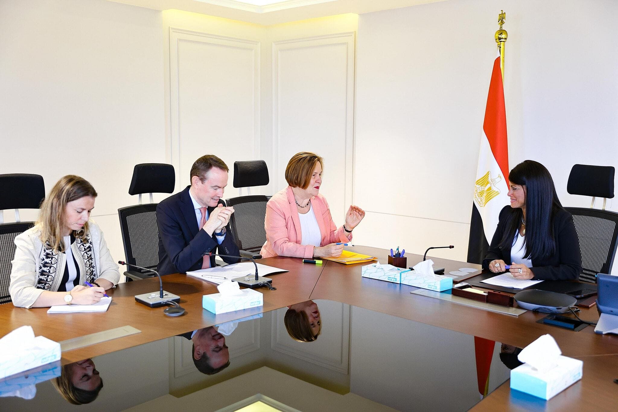 المشاط تستعرض مرتكزات السردية الوطنية لتعزيز السياسات الداعمة للنمو والتشغيل
