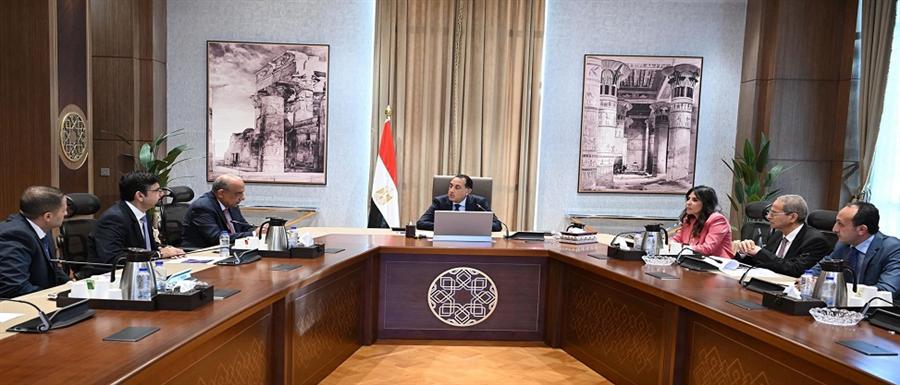 مدبولي يبحث مع مسؤولي سيمنز تعزيز التعاون في مشروعات الكهرباء والنقل