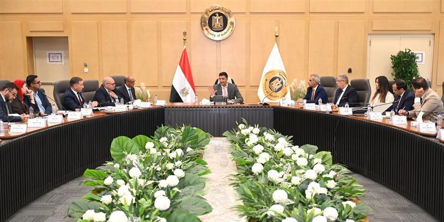 وزير الصناعة يبحث تصنيع هياكل السيارات بالكامل محليًا