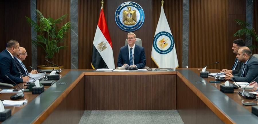 بدوي يبحث تنفيذ المسح الجوي الشامل للمعادن في مصر