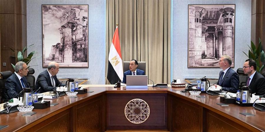 مدبولي يبحث مع وزيري الطيران والبترول التوسع في الوقود الأخضر للطائرات