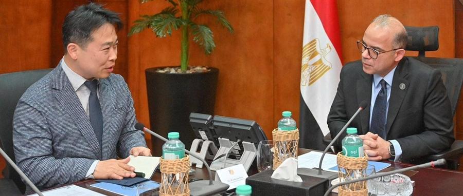 مصر تستهدف توطين صناعة الإلكترونيات عبر شراكات مع سامسونج وإل جي