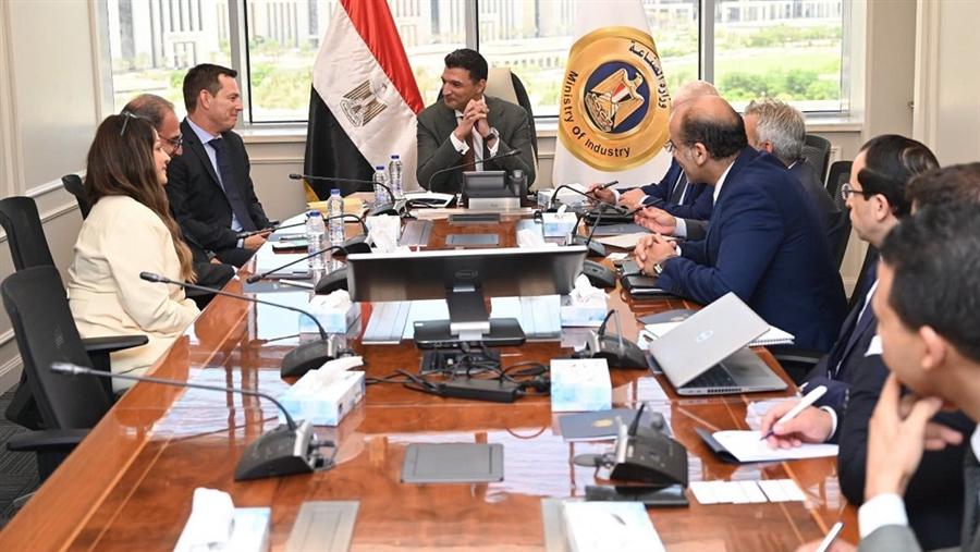 وزير الصناعة يبحث مع شنايدر إلكتريك التوسع في مصر وزيادة المكون المحلي إلى 85%
