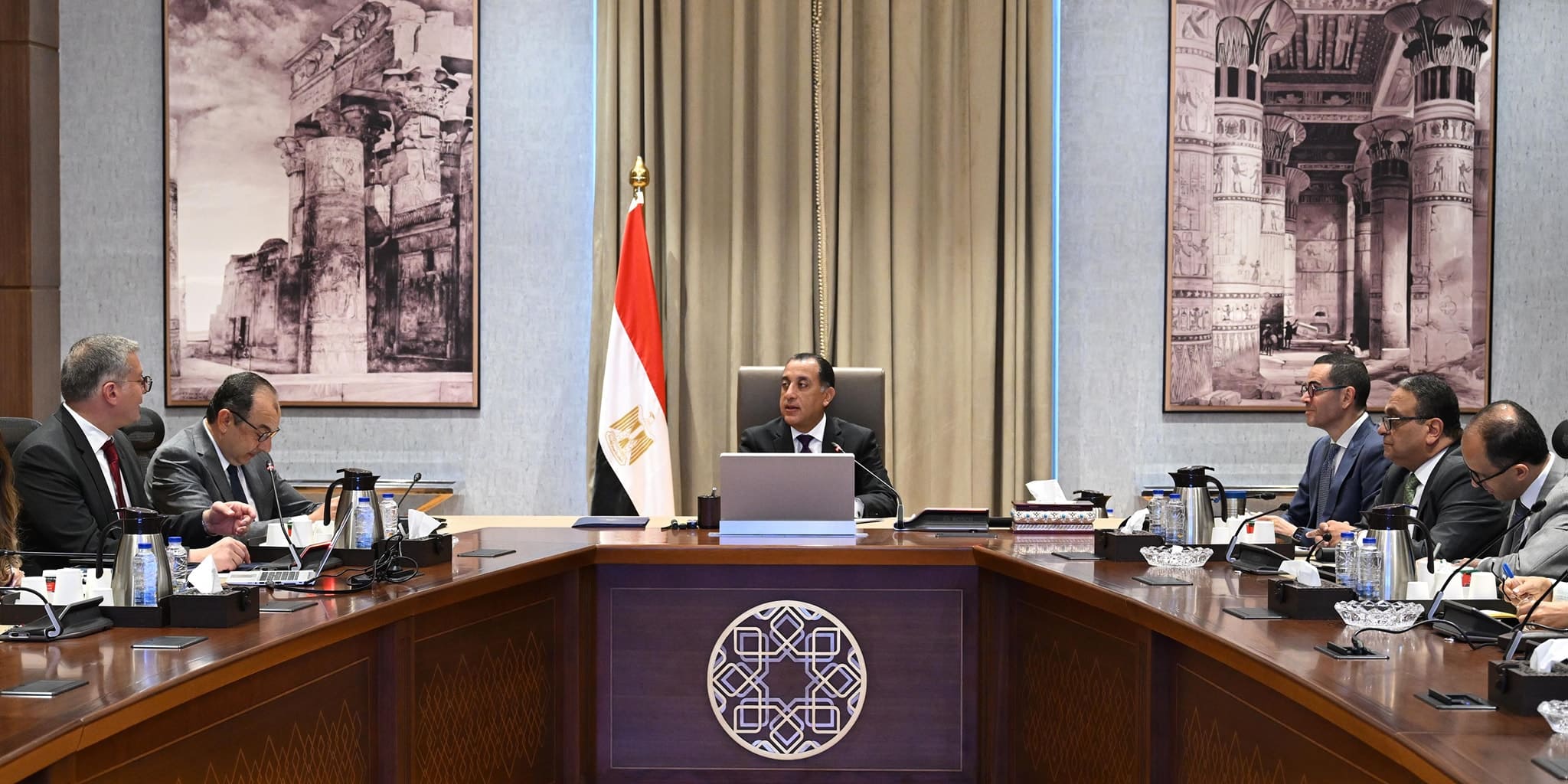 مدبولي يوجه بإعداد رؤية لعملية الطروحات الحكومية في قطاعي البترول والأعمال العام