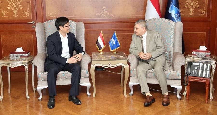 هيئة قناة السويس تبحث مع تيدا الصينية تعزيز التعاون الصناعي وتوطين الصناعات البحرية