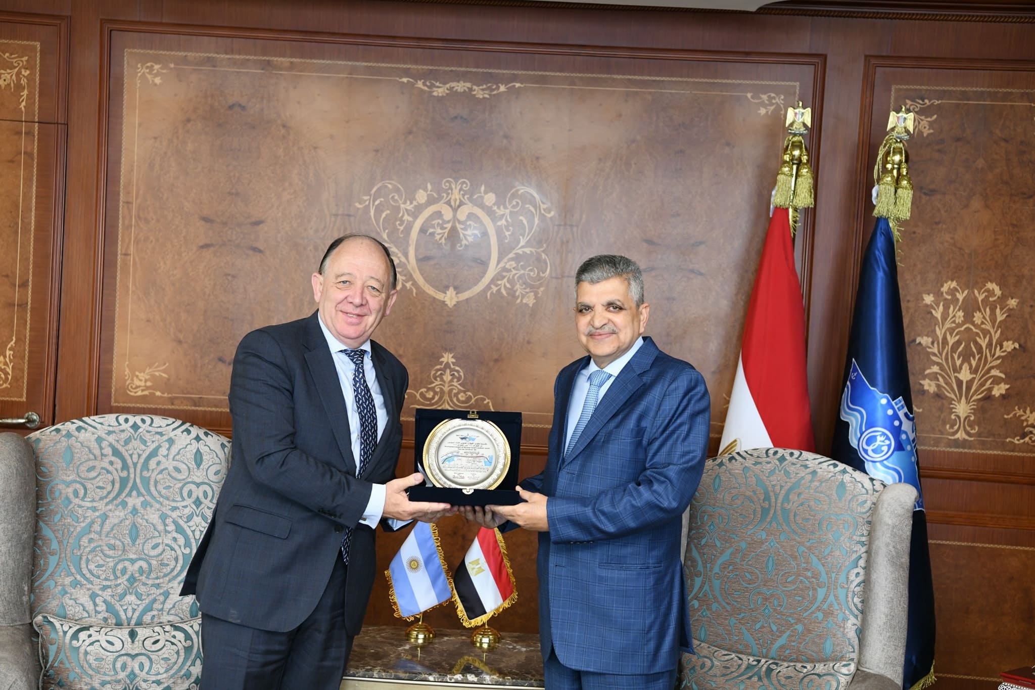 أسامة ربيع يبحث مع السفير الأرجنتيني سبل التعاون المشترك في مجالات التكريك والنظم الملاحية