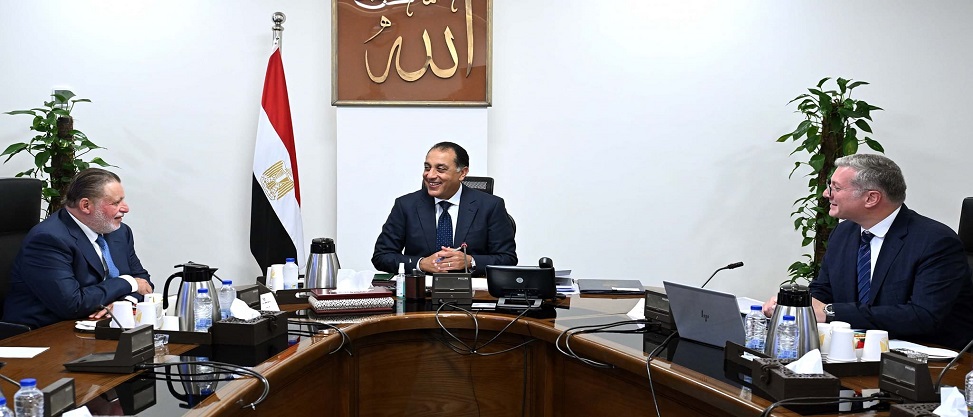 مدبولي يبحث مع المركزي والبترول تأمين احتياجات السوق وسداد مستحقات الشركاء الأجانب
