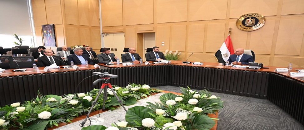 كامل الوزير يبحث توطين صناعة السيارات قبل المعرض السلبي نوفمبر 2025