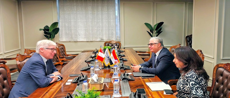 رئيس اقتصادية قناة السويس يبحث مع سفير بيرو فرص الاستثمار في الخدمات اللوجستية