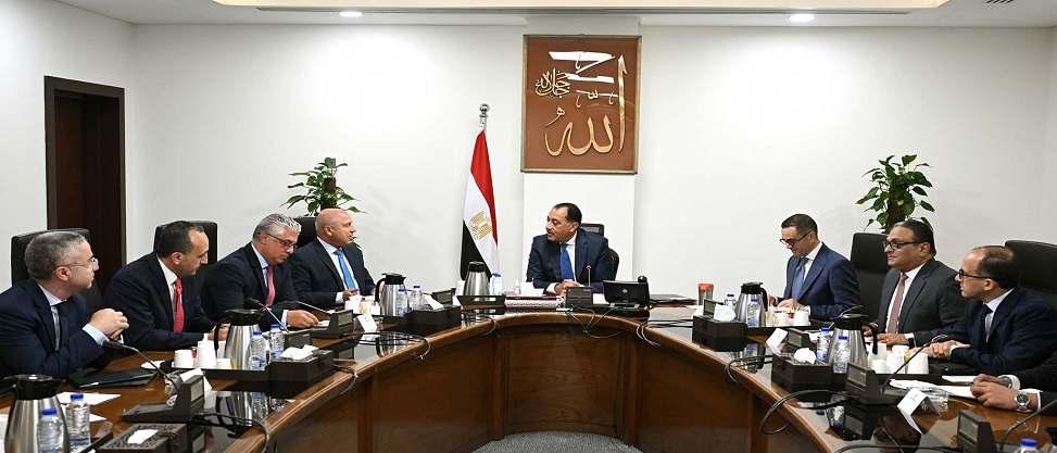 مدبولي: مستعدون لتقديم حوافز غير تقليدية لتوطين صناعة السيارات الكهربائية