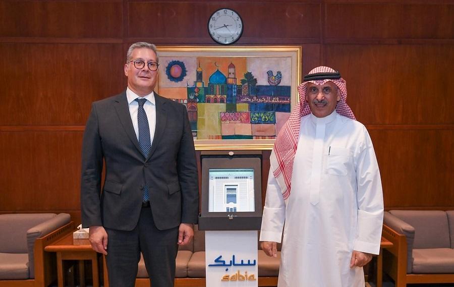 وزير البترول يبحث مع الرئيس التنفيذي لسابك تعزيز التعاون في البتروكيماويات