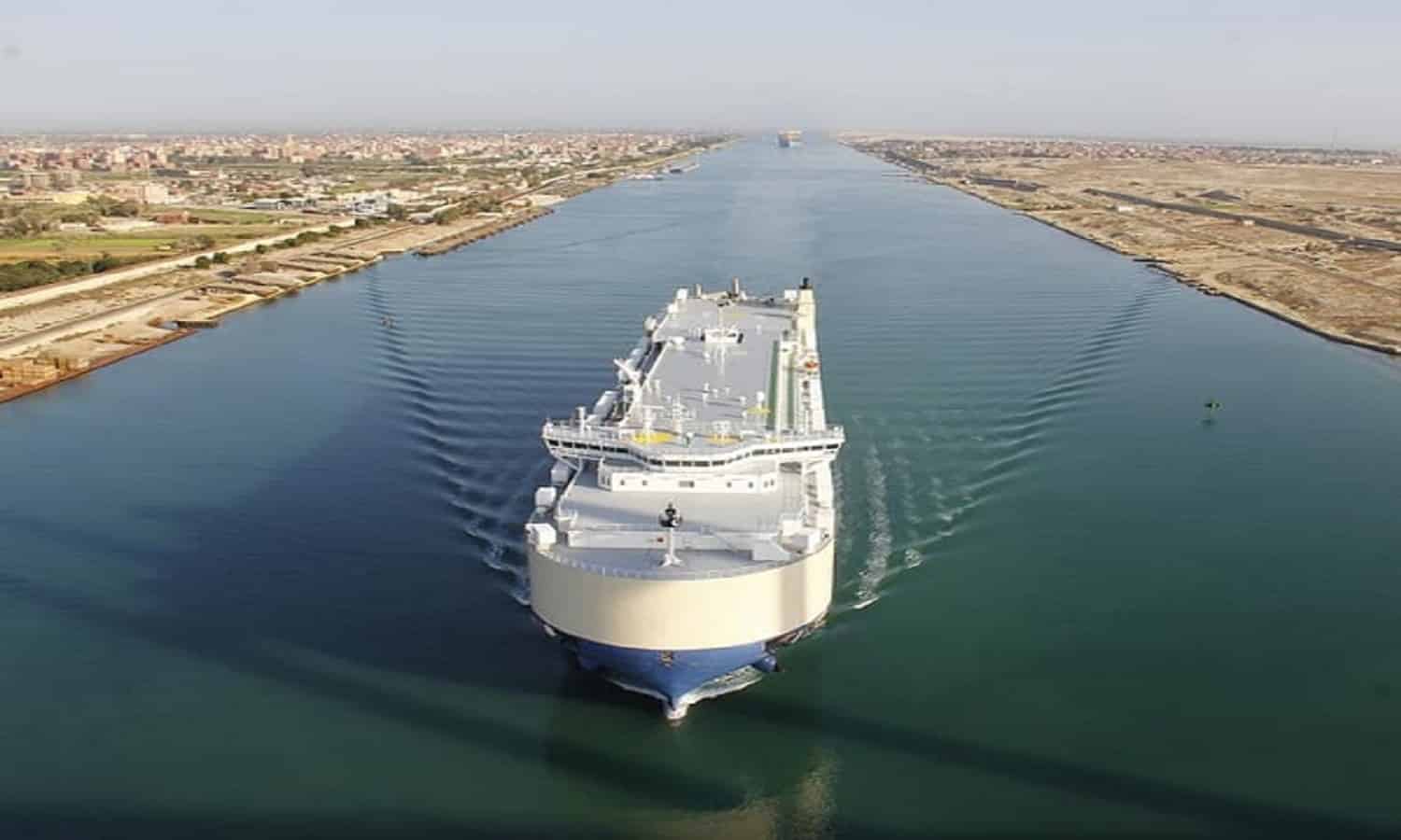  قناة السويس تشهد عبور 93 سفينة بإجمالي حمولات 4.4 مليون طن
