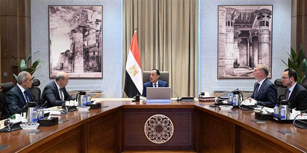 مدبولي يبحث مع وزيري الطيران والبترول التوسع في الوقود الأخضر للطائرات
